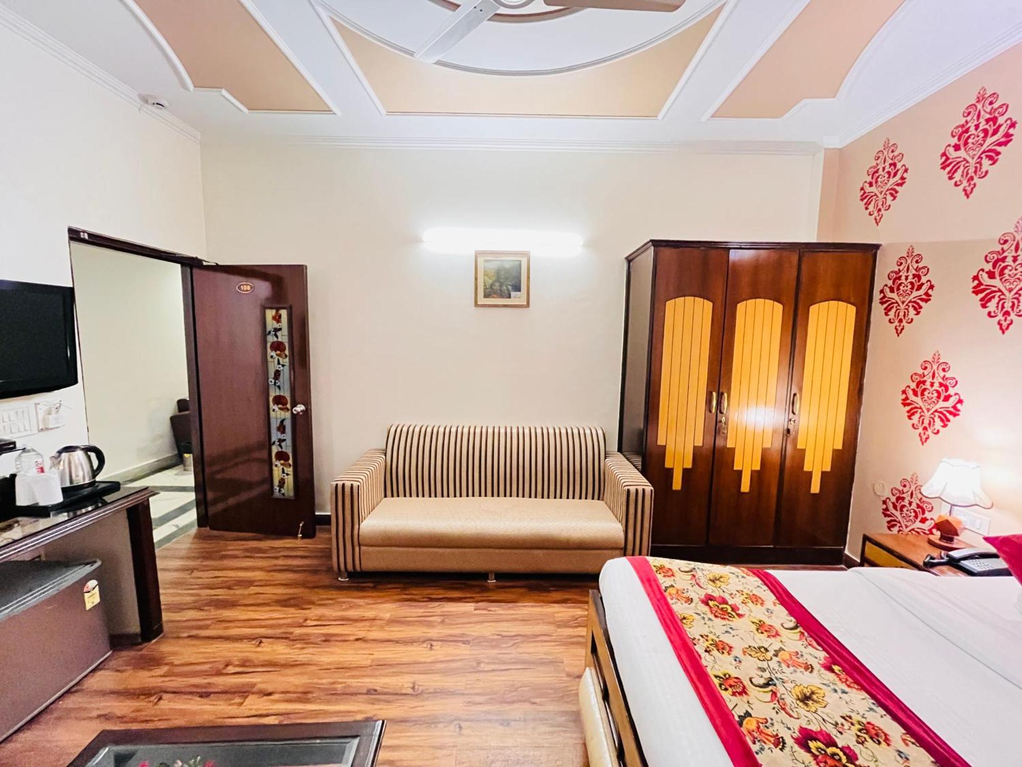 Hotel Paras - Karol Bagh Delhi ภายนอก รูปภาพ