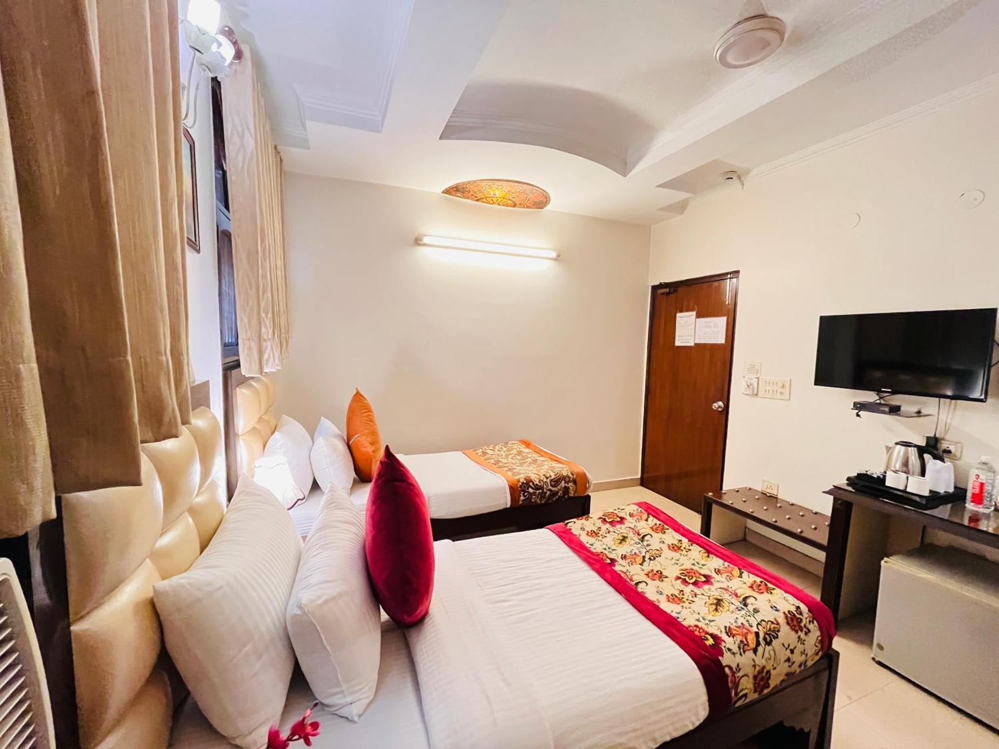 Hotel Paras - Karol Bagh Delhi ภายนอก รูปภาพ