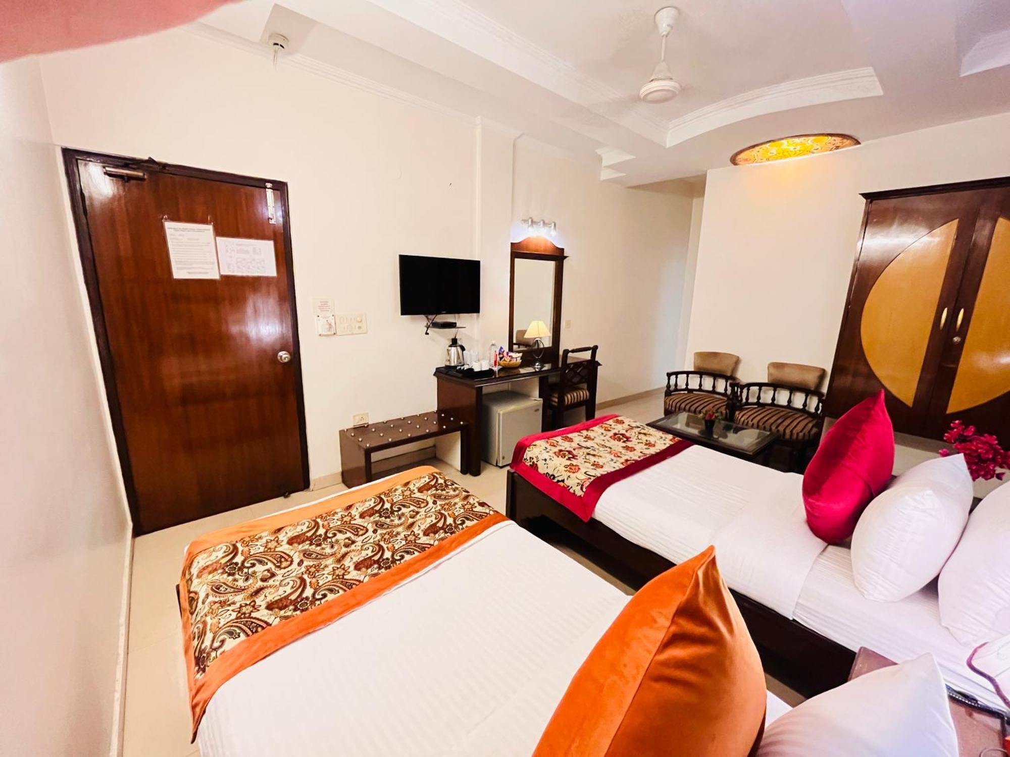 Hotel Paras - Karol Bagh Delhi ภายนอก รูปภาพ