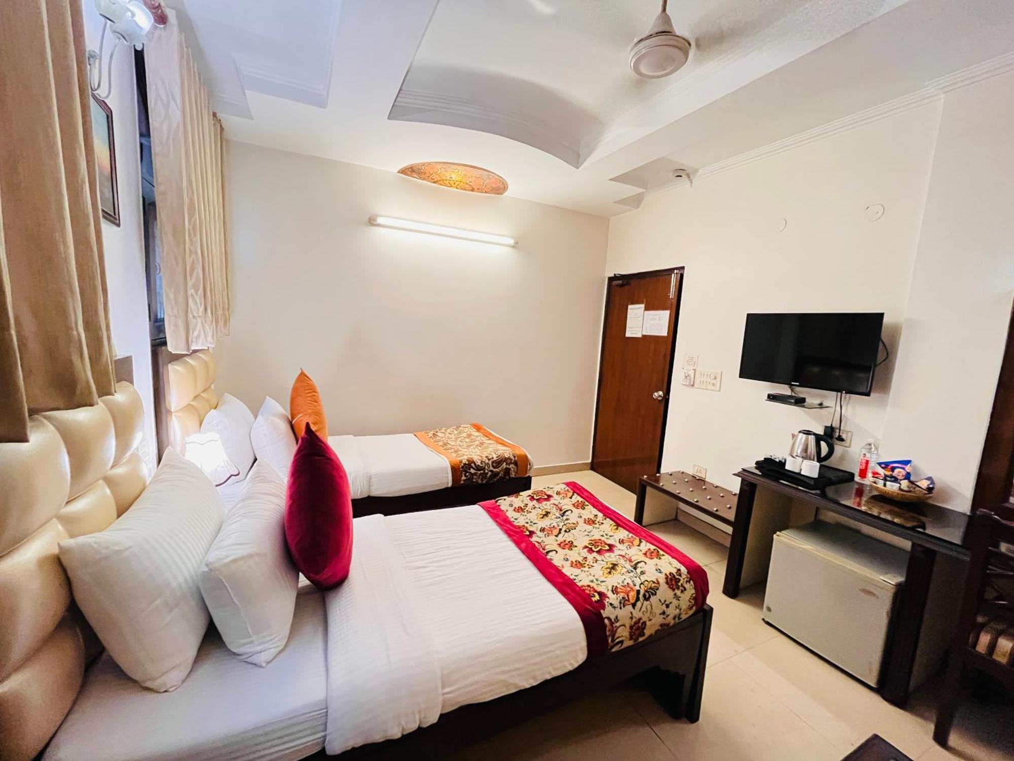 Hotel Paras - Karol Bagh Delhi ภายนอก รูปภาพ