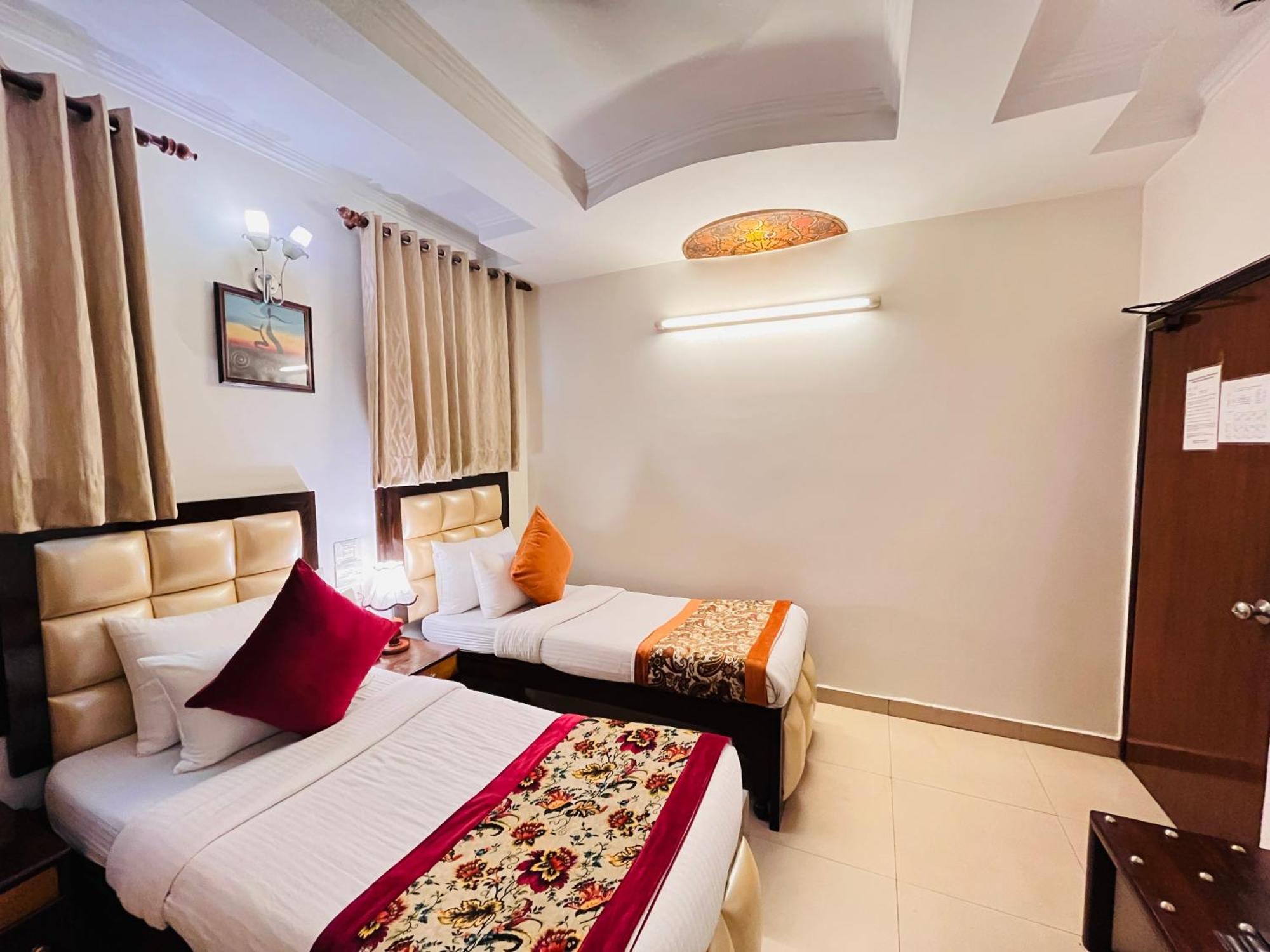 Hotel Paras - Karol Bagh Delhi ภายนอก รูปภาพ